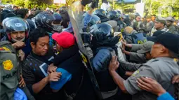 Aksi saling dorong antara PKL yang berusaha mempertahankan tempat mata pencahariannya dengan petugas pun tak terhindarkan. (merdeka.com/Arie Basuki)