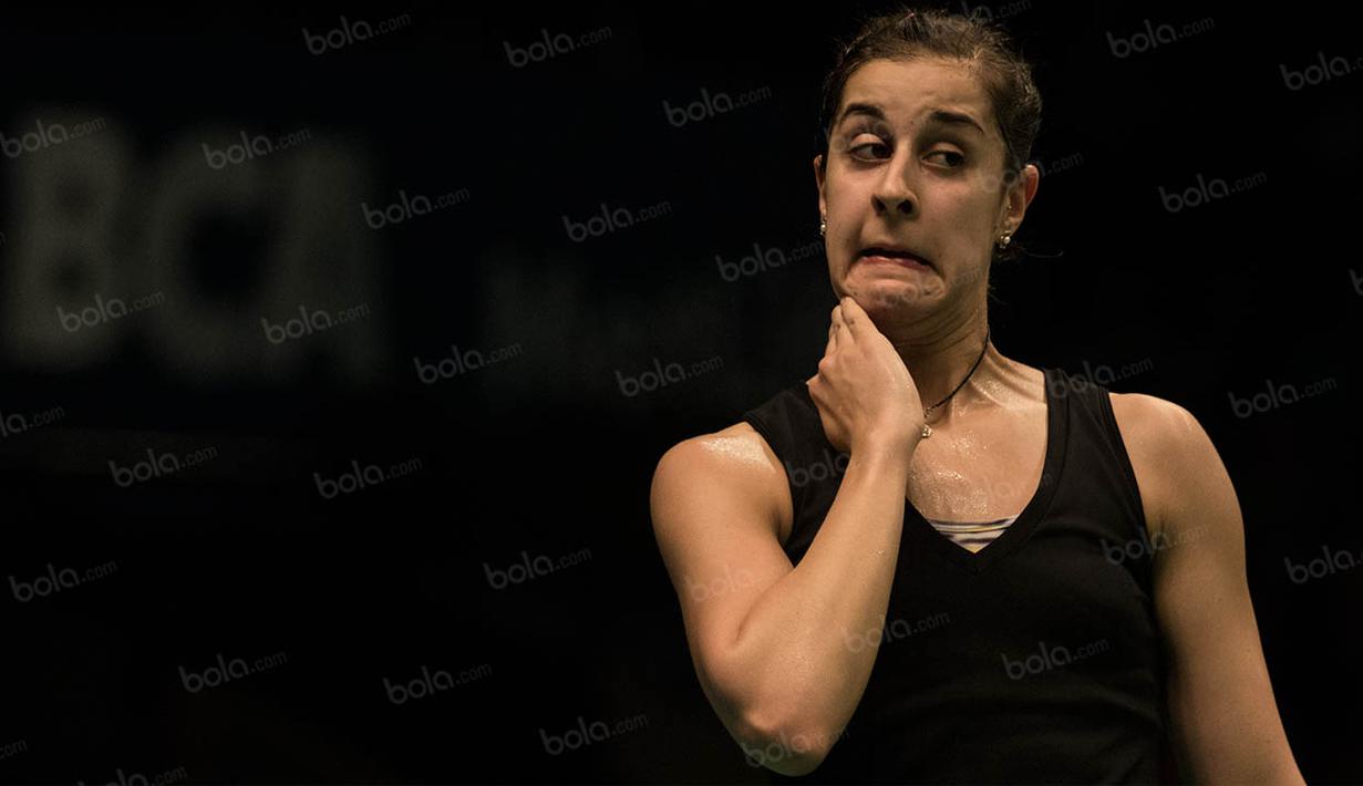Pebulutangkis tunggal putri Spanyol, Carolina Marin, menghapus keringat di bagian lehernya saat laga perempat final BCA Indonesia Open di Istora Senayan, Jakarta, Jumat (3/6/2016). (Bola.com/Vitalis Yogi Trisna)