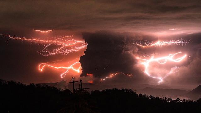 Erupsi Gunung Taal Volcano