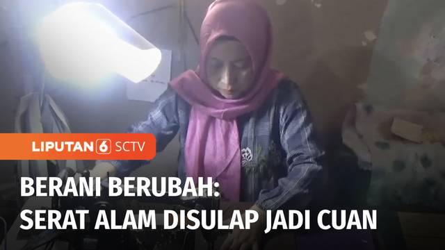 Serat alam dari eceng gondok, pelepah pisang, hingga pandan, ternyata bisa disulap jadi kerajinan tas nan cantik. Ya, lewat tangan terampil Yuli Muhawati dan para perajin di Kota Semarang, tas dari serat alam mampu menghasilkan omzet jutaan rupiah. I...