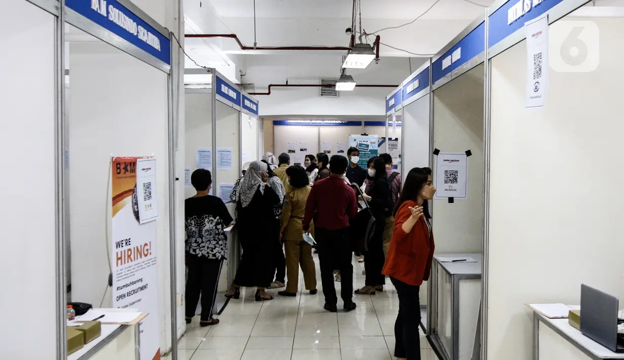Pencari kerja mengunjungi stan perusahaan pada acara "Jakarta Job Fair" di Ratu Plaza, Jakarta, Senin (6/12/2021). Jakarta Job Fair tersebut di lima wilayah kota adminitrasi di Provinsi DKI Jakarta dari 6 hingga 14 Desember 2021. (Liputan6.com/Johan Tallo)