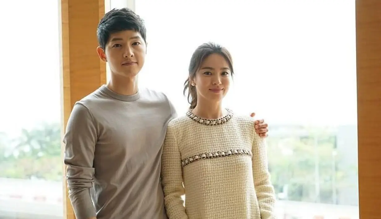 Seperti diketahui, Onew SHINee sempat syuting dengan Song Song Couple di drama Descendants of The Sun. Bahkan Onew baru tahu kabar pernikahan Song Hye Kyo dan Song Joong Ki dari media massa. (Foto: soompi.com)
