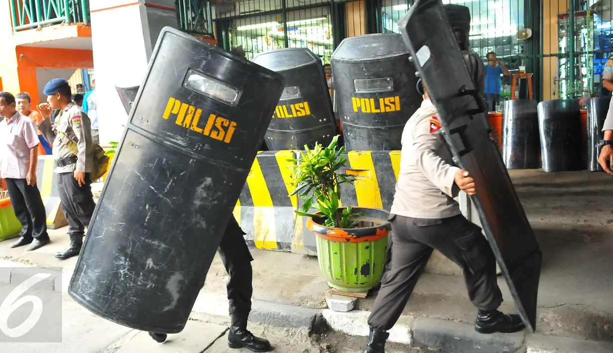 Sejumlah polisi bertameng melakukan penjagaan di pusat perbelanjaan kawasan Glodok, Jakarta Barat, Jumat (4/11). Pengamanan ketat dilakukan guna mengantisipasi peristiwa tidak diinginkan terkait demonstrasi Ormas Islam. (Liputan6.com/Angga Yuniar)