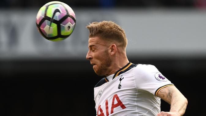 Kebutuhan lini belakang membuat Manchester United mempertimbangkan merekrut pemain Tottenham Hotspur, Toby Alderweireld pada bursa transfer 2018. (AFP/Justin Tallis)