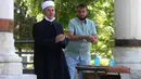 Imam mencuci tangannya sebelum salat di depan Masjid Mustafa Pasha di Skopje, Macedonia Utara, Selasa (12/5/2020). Komunitas Agama Islam (IRC) di Macedonia Utara membuka masjid-masjid, meskipun otoritas setempat meminta mempertimbangkan kembali keputusan itu terkait COVID-19. (AP/Boris Grdanoski)