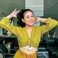 Bisa jadi inspirasi outfit ke pantai, padukan crop top motif jumputan dengan kain jumputan serba warna lime. [Instagram/narinkovilda]