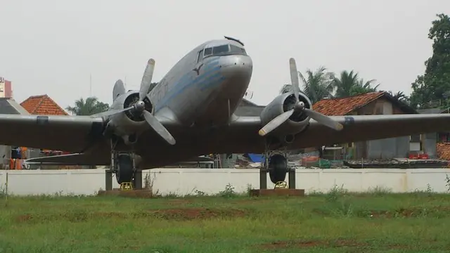 Pesawat D-C3 di Museum Satria Mandala