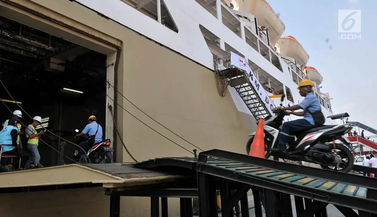 Petugas membawa motor pemudik ke atas KM Dobonsolo di Terminal Penumpang Nusantarapura, Pelabuhan Tanjung Priok, Jakarta (30/5/2019). Pemerintah menambah kuota mudik gratis bagi pemotor hingga 3 Juni mendatang. (merdeka.com/Iqbal S. Nugroho)
