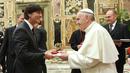 Paus Fransiskus (kanan) berjabat tangan dengan pelatih Timnas Jerman, Joachim Low selama audiensi pribadi dengan tim, pada tanggal 14 November 2016 di Vatikan. (AFP/Pool/Markus Gilliar)