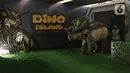 Petugas saat menunjukkan replika hewan prasejarah dalam wahana Dino Factory by Dino Island di Mal Kota Kasablanka, Jakarta, Jumat (17/12/2021). Wahana dihardikan untuk memeriahkan Natal 2021 dan tahun baru 2022. (Liputan6.com/Herman Zakharia)