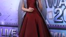 Hadir di panggung Infotainment Awards 2017, Nabila mengenakan longdress berwarna merah maroon dipadu dengan cape abu-abunya. Dengan tatanan rambut dan riasan wajahnya Nabila memang sangat memikat. (Adrian Putra/Bintang.com)