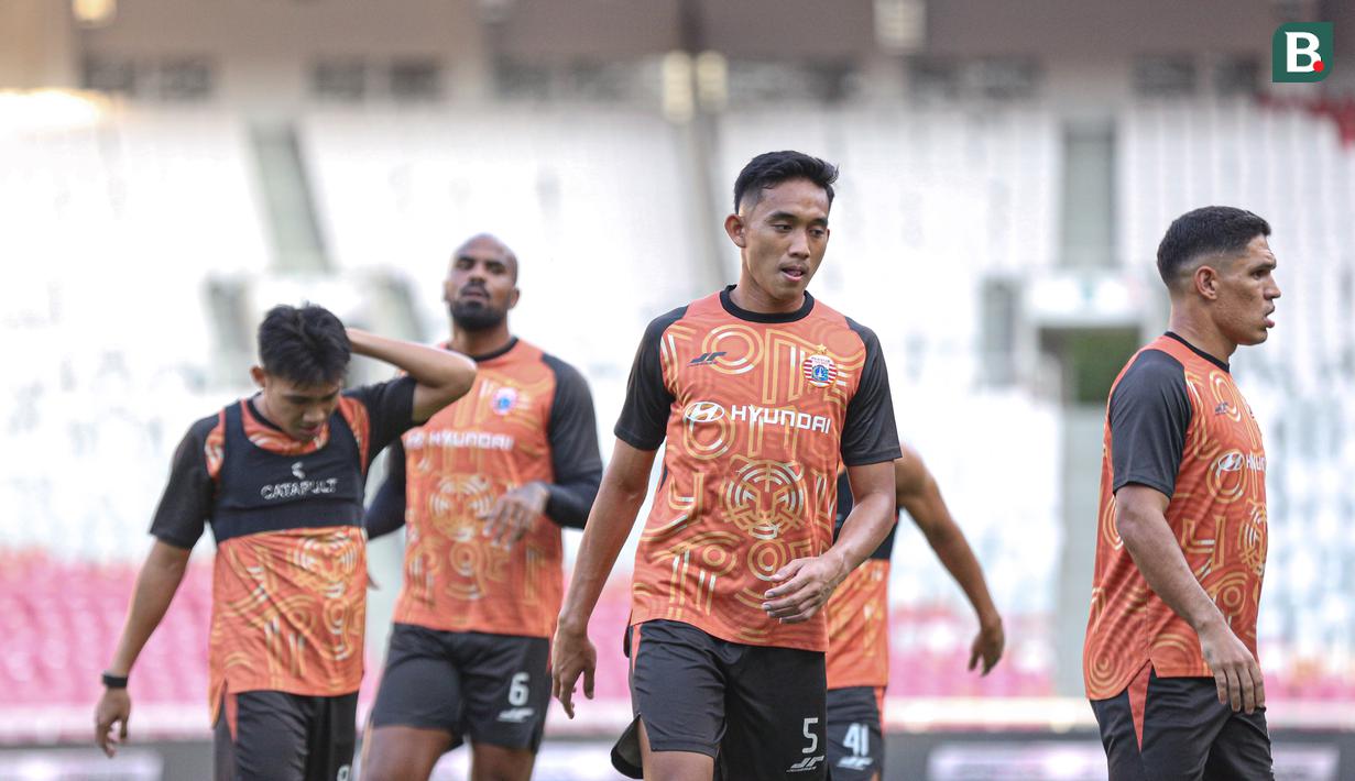 Kapten Persija Jakarta, Rizky Ridho (tengah) pada sesi latihan resmi jelang pertandingan pekan ke-30 BRI Super League melawan Persis Solo yang bertempat di Stadion Utama Gelora Bung Karno (SUGBK) Jakarta pada Minggu (26/04/2026).