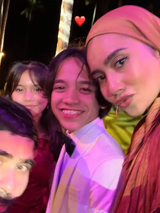 Saat resepsi, Yuna tampil mengenakan kerudung dan busana berwarna coklat. [@yuna]