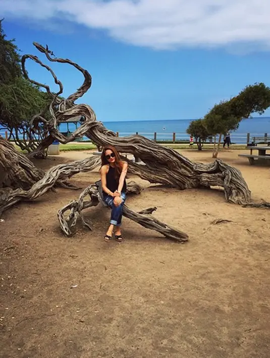 Pantai menjadi salah satu kekayaan alam favorit Cinta Laura. Seperti pantai La Jolla Cove di San Diego ini. (via instagram/@claurakiehl)