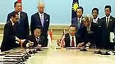 Pemerintah Indonesia dan Malaysia di Kuala Lumpur, Malaysia, kemarin, menandatangani perjanjian yang isinya berpihak kepada para TKI. Antara lain jaminan mendapatkan upah yang lebih baik dan mengatur waktu libur satu hari bagi para TKI.
