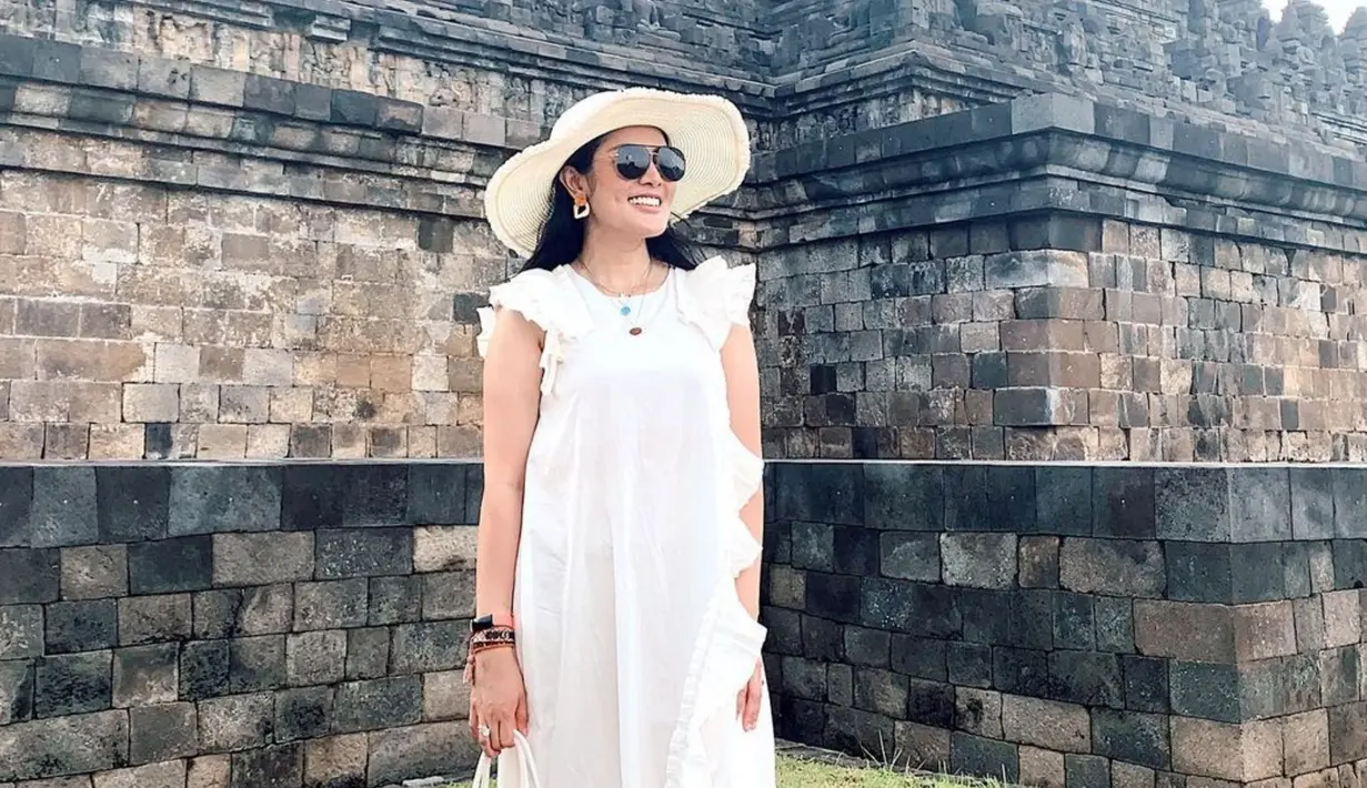 Dengan mengenakan kacamata hitam, pemilik nama lengkap Anindia Yandirest Ayunda ini nampak makin stylish. Sepertinya, Nindy pun memiliki koleksi kacamata hitam dengan berbagai model. (Liputan6.com/IG/nindyparasadyharsono)