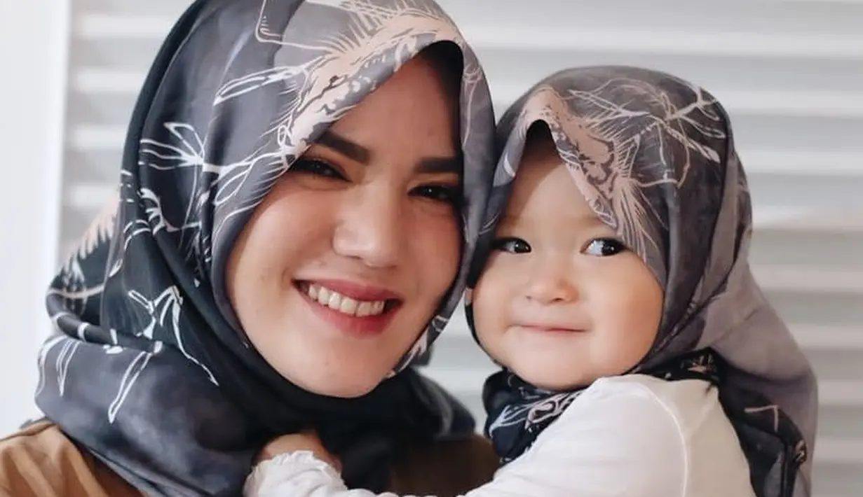 Lihat betapa imutnya putri dari Alice Norin, Allita Naora Lawi saat mengenakan hijab. Meskipun masih kecil, akan tetapi Naora sudah secantik ibunya. (Foto: instagram.com/yasminexitenun)