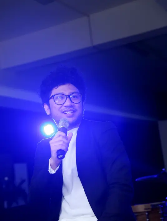 Penyanyi asal Yogyakarta, Kunto Aji telah merilis album perdananya berjudul ‘Generation Y’. Perjuangannya selama 6 tahun akhirnya mulai menghasilkan, dalam album ini seluruh lagunya diciptakan sendiri. (Andy Masela/Bintang.com)