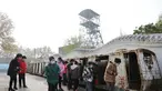 Para wisatawan mengamati gerbong trem di Tambang Wangfeng di Distrik Zhongzhan, Kota Jiaozuo, Provinsi Henan, China tengah (29/11/2020). Tambang Wangfeng yang berlokasi di Distrik Zhongzhan, Kota Jiaozuo, dioperasikan pada 1919 dan memiliki sejarah lebih dari 100 tahun. (Xinhua/Feng Xiaomin)