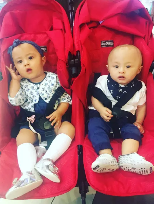 Mengingat jenis kelamin Tatjana dan Bima berbedda, untuk itu Cynthia Lamusu hanya sering membuat mereka kompak dalam urusan warna. Seperti ini contohnya, mereka berbusana dengan tema biru dan putih. (Intagram/tatjanadanbima)