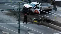 Petugas investigasi berjalan dekat sebuah truk yang menabrak pejalan kaki dan pesepeda di Lower Manhattan, New York, Selasa (31/10). Usai menabrak, tersangka meninggalkan kendaraan tersebut dan menampilkan senjata api yang diduga imitasi. (Don EMMERT/AFP)