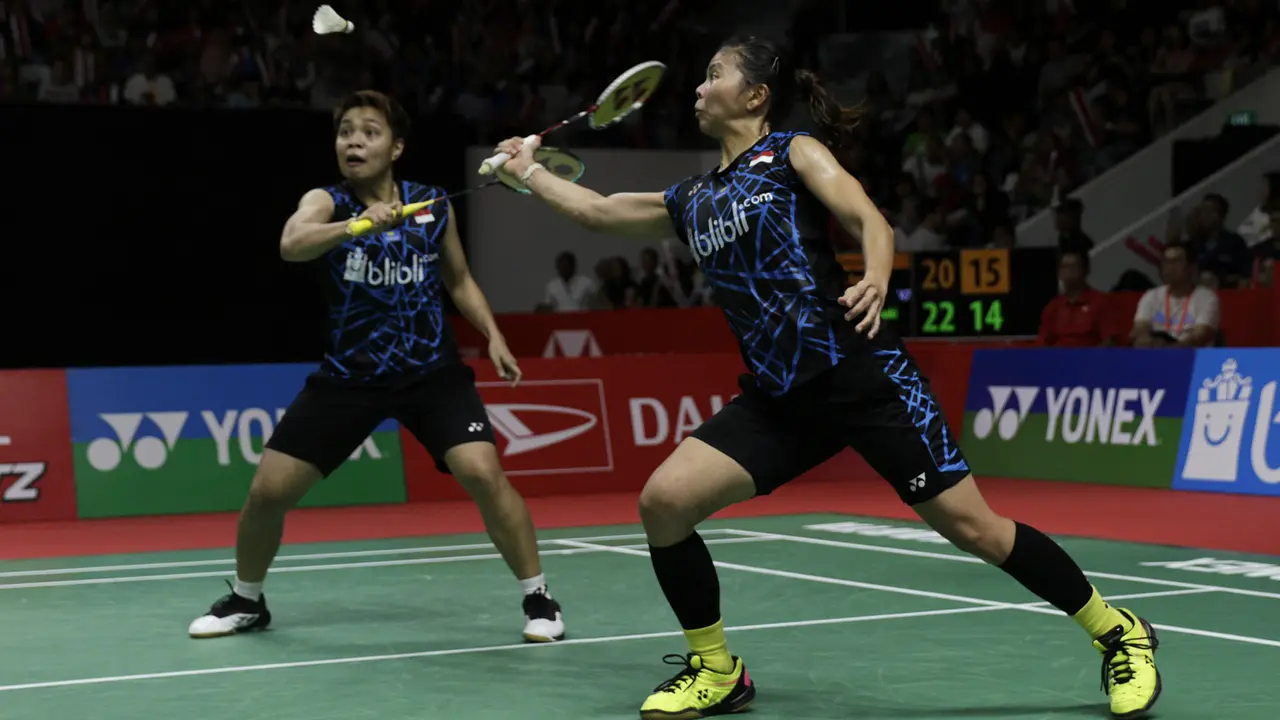 Ganda putri Indonesia, Greysia Polii / Apriyani Rahayu, berusaha memukul kok saat melawan ganda Jepang. (Bola.com/Yoppy Renato)