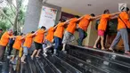 Pelaku ditunjukkan saat rilis perkara tindak pidana perjudian (pai kyu dan koprok) di Polda Metro Jaya, Jakarta, Rabu (14/3). Jatanras Ditreskrimum Polda Metro Jaya berhasil menangkap 85 pelaku tindak pidana perjudian. (Liputan6.com/Arya Manggala)