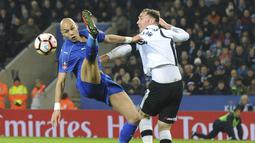 Pemain Leicester, Yohan Benalouane (kiri) menghalau bola dari kejaran pemain Derby County, Richard Keogh pada putaran keempat Piala FA di King Power Stadium, Leicester (8/2/2017). Leicester menang 3-1.  (AP/Rui Vieira)