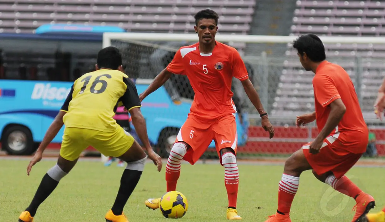Rekrutan anyar Persija Jakarta, Alfin Tuasalamony (tengah) tampil impresif saat laga uji coba melawan Martapura FC di Stadion GBK Jakarta, Selasa (6/1/2015). Persija unggul 2-1 atas Martapura FC. (Liputan6.com/Helmi Fithriansyah)