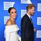 Meghan Markle digandeng Pangeran Harry saat mereka berjalan di karpet merah gala penghargaan Ripple of Hope 2022 di New York Hilton Midtown Manhattan Hotel di New York City, Amerika Serikat (AS), 6 Desember 2022. (ANGELA WEISS/AFP)