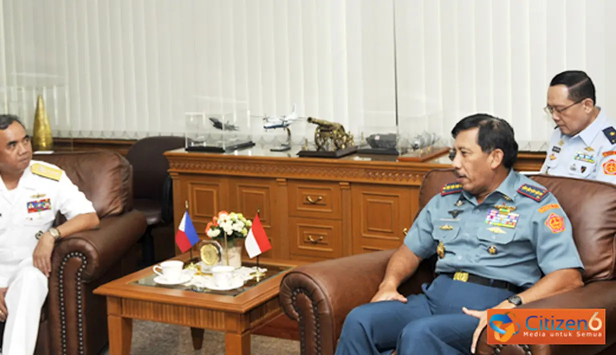 Citizen6, Jakarta: Kasal Filipina Alexander P. Pama sedang berbincang dengan Panglima TNI Agus Suhartono.