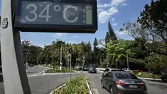 Sebuah jam menunjukkan suhu 34 derajat celsius di Sao Paulo, Brasil pada tanggal 23 Agustus 2023. (Nelson ALMEIDA / AFP)