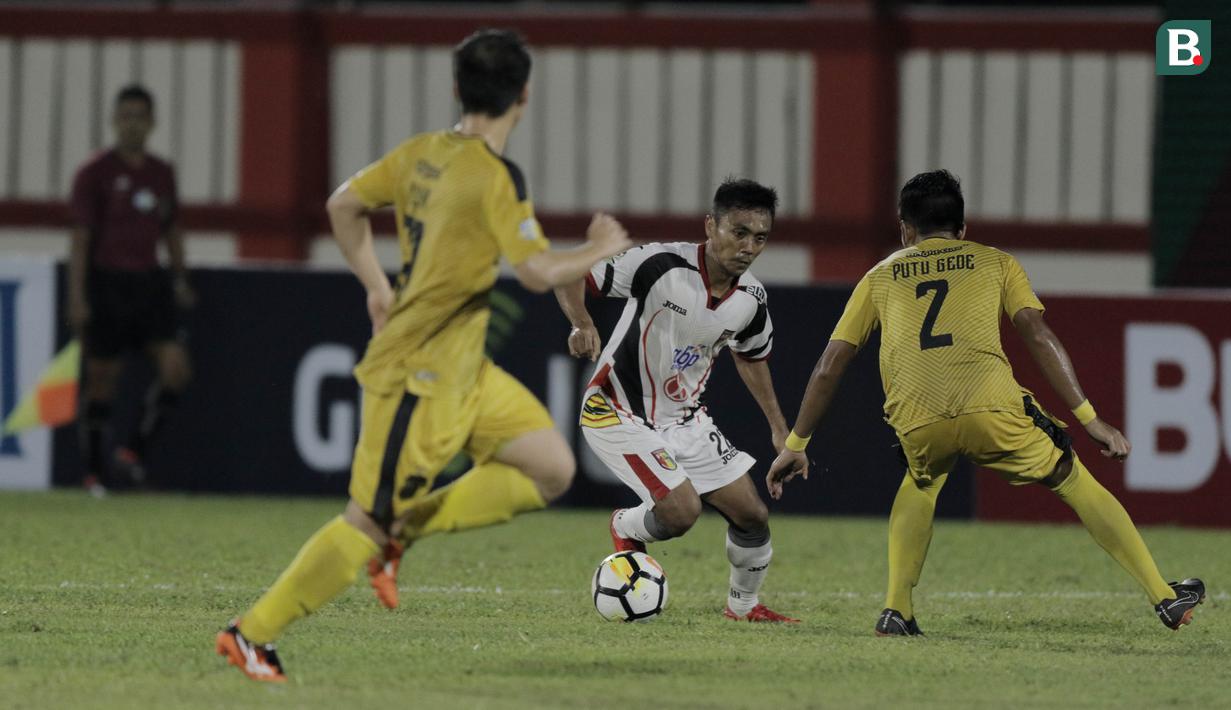 Gelandang Mitra Kukar, Dedi Hartono, berusaha melewati pemain Bhayangkara FC pada laga Liga 1 di Stadion PTIK, Jakarta, Kamis (17/5/2018). Bhayangkara FC menang 1-0 atas Mitra Kukar. (Bola.com/M Iqbal Ichsan)