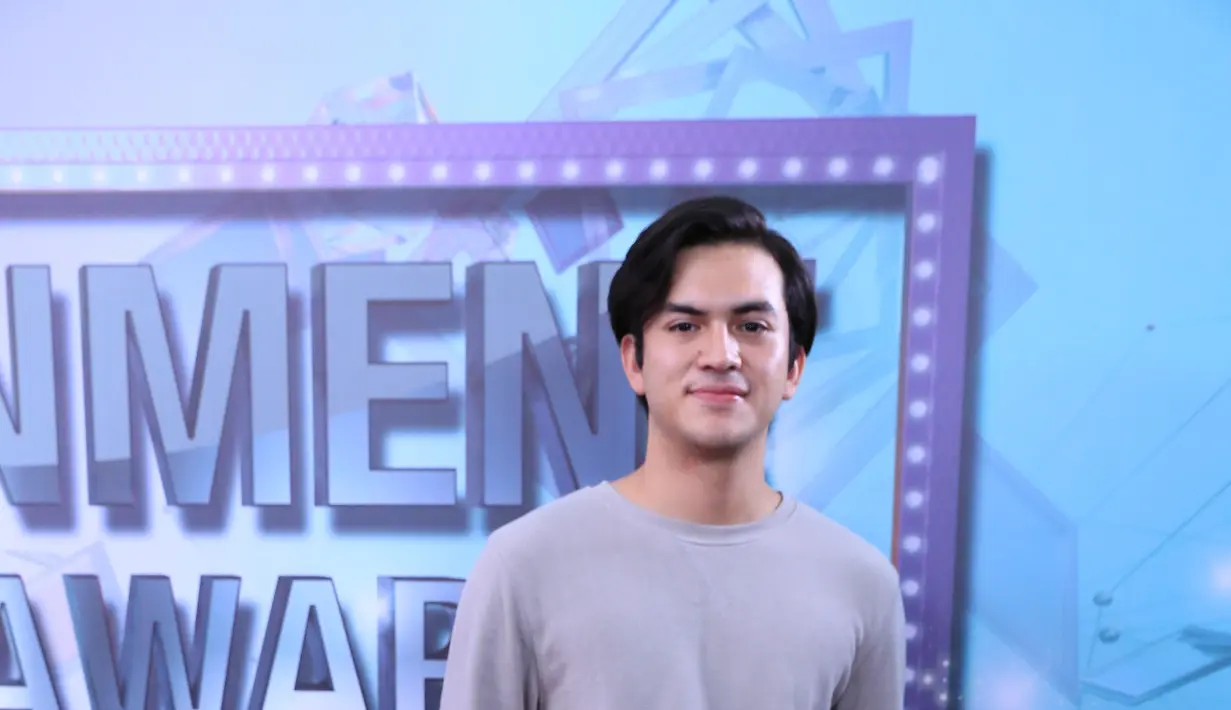 Mendapat penghargaan bergengsi di Infotainment Awards 2017, Rizky Nazar berharap semakin memotiasi dirinya beserta teman-teman untuk berkarya lebih baik lagi. (Adrian Putra/Bintang.com)