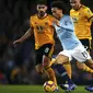 Gelandang Manchester City, Leroy Sane, berusaha melewati pemain Wolverhampton Wanderers pada laga Premier League di Stadion Etihad, Manchester, Senin (14/1). Manchester City menang 3-0 atas Wolverhampton Wanderers. (AP/Dave Thompson)