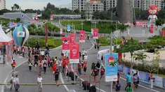 Ribuan warga, baik domestik maupun manca negara mendatangi lokasi pembukaan SEA Games 2015 di National Stadium Singapura, Jumat (5/6/2015). SEA Games 2015 Singapura berlangsung pada 5 hingga 16 Juni 2015. (Liputan6.com/Helmi Fithriansyah)