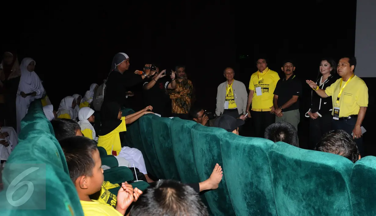 Ketua Umum Partai Golkar, Setya Novanto (kanan) memberi sambutan jelang nonton bareng film Iqro bersama 1000 anak yatim di Jakarta, Minggu (12/2). Acara ini untuk memperingati Maulid Nabi Muhammad SAW. (Liputan6.com/Helmi Fithriansyah)