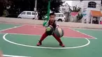 Siapa yang menyangka bocah berusia lima tahun asal Cina, Mai Mizhuo bisa melakukan dribble bola basket, dan dapat mengkontrol dua bola tersebut secara bersamaan dengan baik