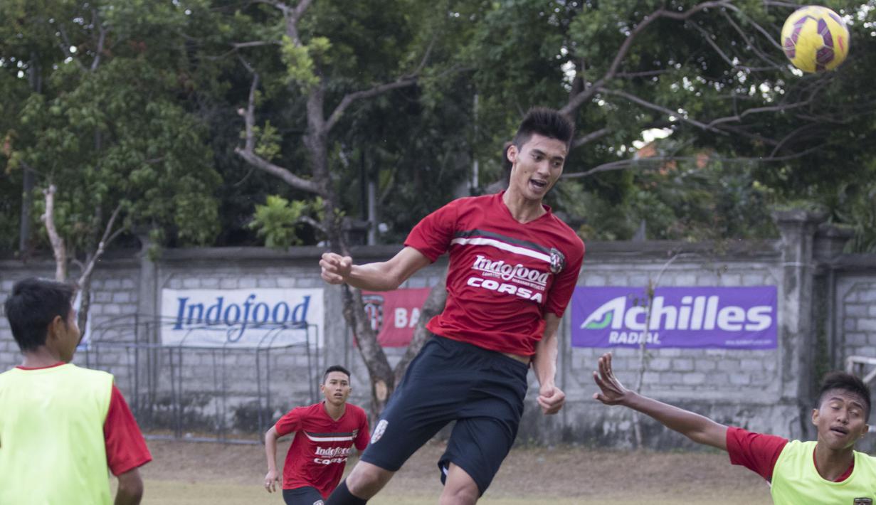 Pemain Bali United, Saiful Anwar menyundul bola saat mengikuti latihan jelang laga Piala Presiden melawan Mitra Kukar di Lapangan Trisakti, Bali, Rabu (9/2/2015). (Bola.com/Vitalis Yogi Trisna)
