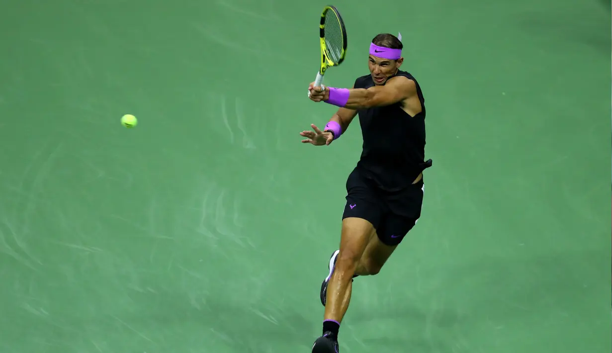 Petenis Spanyol, Rafael Nadal berusaha mengembalikan bola pukulan Matteo Berrettini dari Italia pada babak semifinal AS Terbuka 2019 di USTA Billie Jean King National Tennis Center, New York (6/9/2019). Nadal akan bertemu petenis Rusia, Daniil Medvedev.  (Mike Stobe/Getty Images/AFP)
