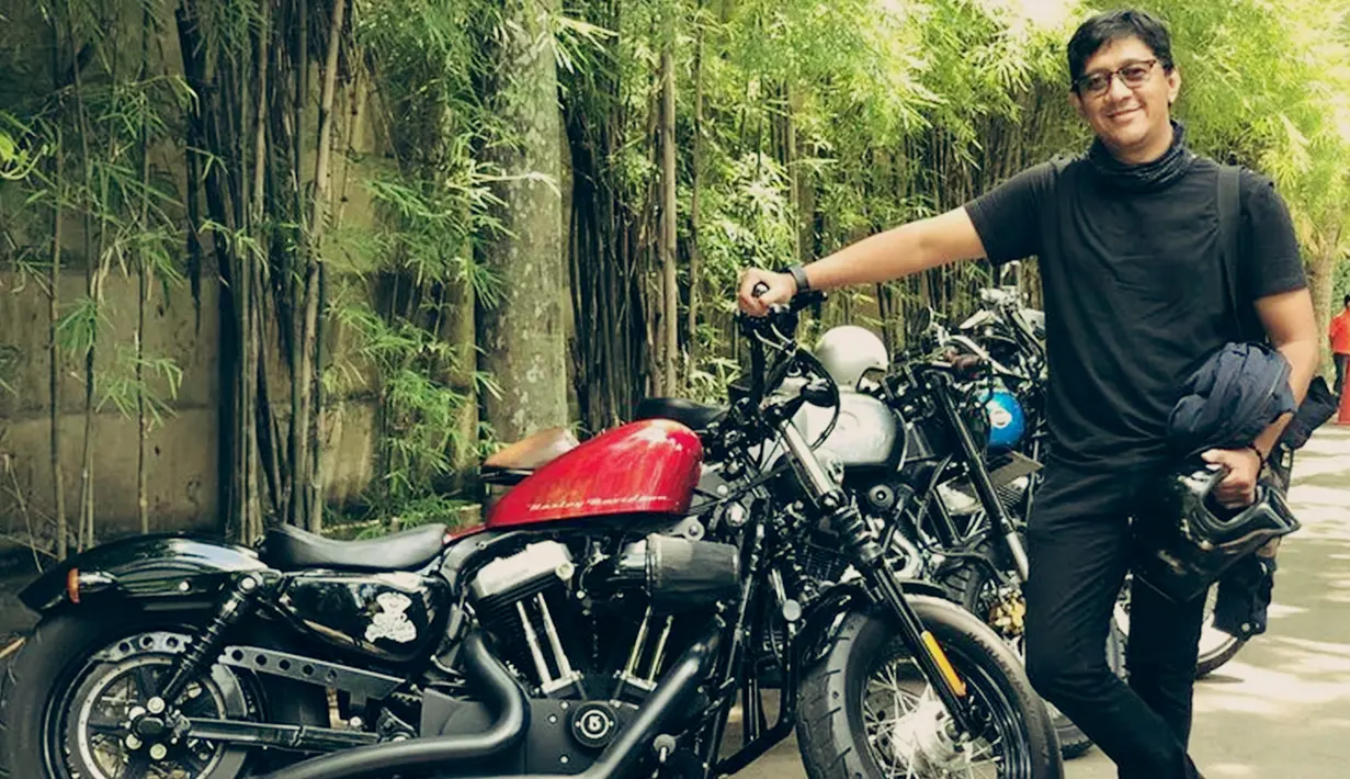 Sebagai kolektor kendaraan, mobil antik Mini Coopernya baru saja dibeli oleh Raffi Ahmad yang ia anggap sultan. Karena Raffi Ahmad membeli koleksi mobil antik tersebut tanpa menawar hingga trending di berbagai media sosial. (Liputan6.com/IG/@andreastaulany)