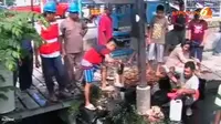 Pipa Pertamina di Tasik Bocor, Warga Berebut Minyak