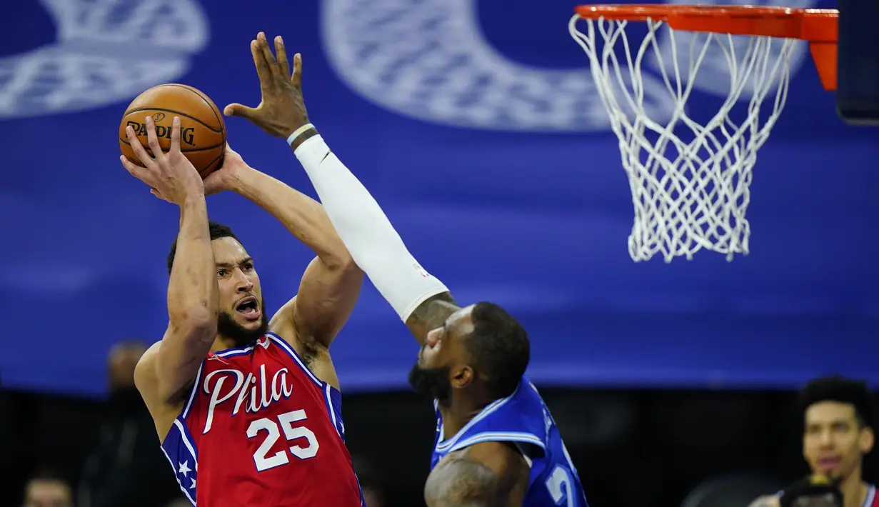 Pebasket Philadelphia 76ers, Ben Simmons (kiri) berusaha memasukan bola kedalam ring yang dijaga oleh pebasket LA Lakers, LeBron James pada laga lanjutan NBA melawan di Wells Fargo Center Arena, Philadelphia, AS, Kamis (28/1/2021). (Foto: AP Photo/Matt Slocum)