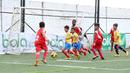 Para pemain U-11 silih berganti melancarkan serangan ke gawang lawannya dalam Liga Bola Indonesia di Sabnani Park, Tangerang Selatan, Minggu (16/10/2016). (Liga Bola Indonesia)