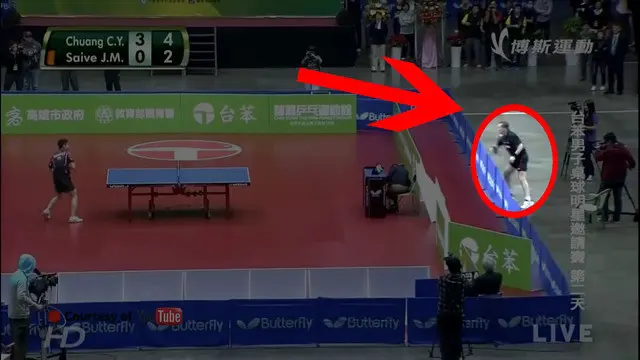 Video pemain tenis meja asal Belgia yang membuat tertawa penonton karena permainan tenis mejanya melewati penutup papan lapangan dan menggoda wasit.