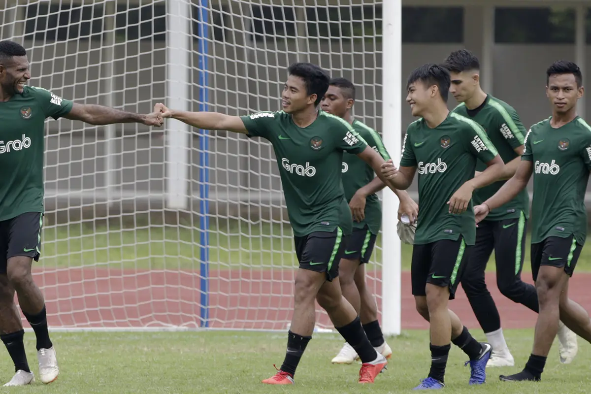 Pemain Timnas Indonesia U-22, Marinus Wanewar, melakukan tos dengan Nur Hidayat. (Bola.com/Yoppy Renato)