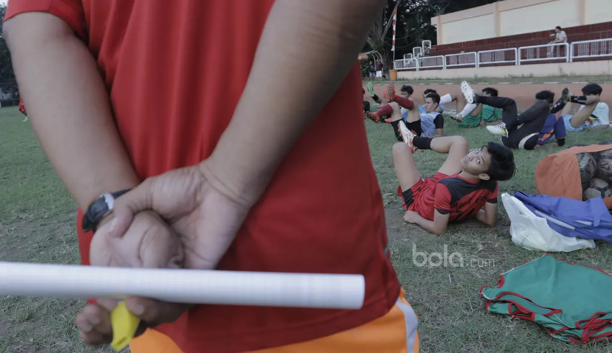 Sejumlah pemain Persija Jakarta U-17 melakukan sesi  latihan perdana usai libur lebaran di Lapangan Banteng, Jakarta, Sabtu (2/7/2017). Latihan tersebut untuk persiapan jelang Piala Suratin U-17. (Bola.com/M Iqbal Ichsan)