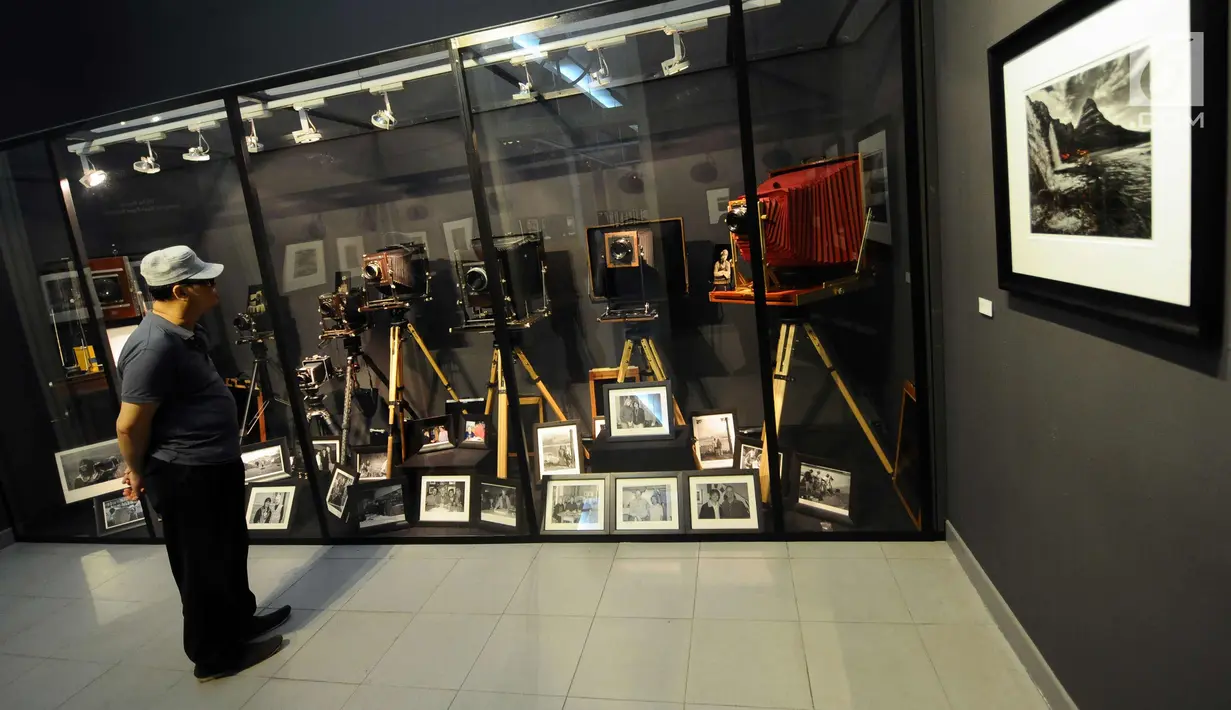 Pengunjung melihat deretan kamera pada pameran foto Melampaui Fotografi karya Suherry Arno di Galeri Nasional, Jakarta, Selasa (24/10). Pameran foto tunggal karya Suherry Arno ini berlangsung hingga 5 November 2017. (Liputan6.com/Helmi Fithriansyah)