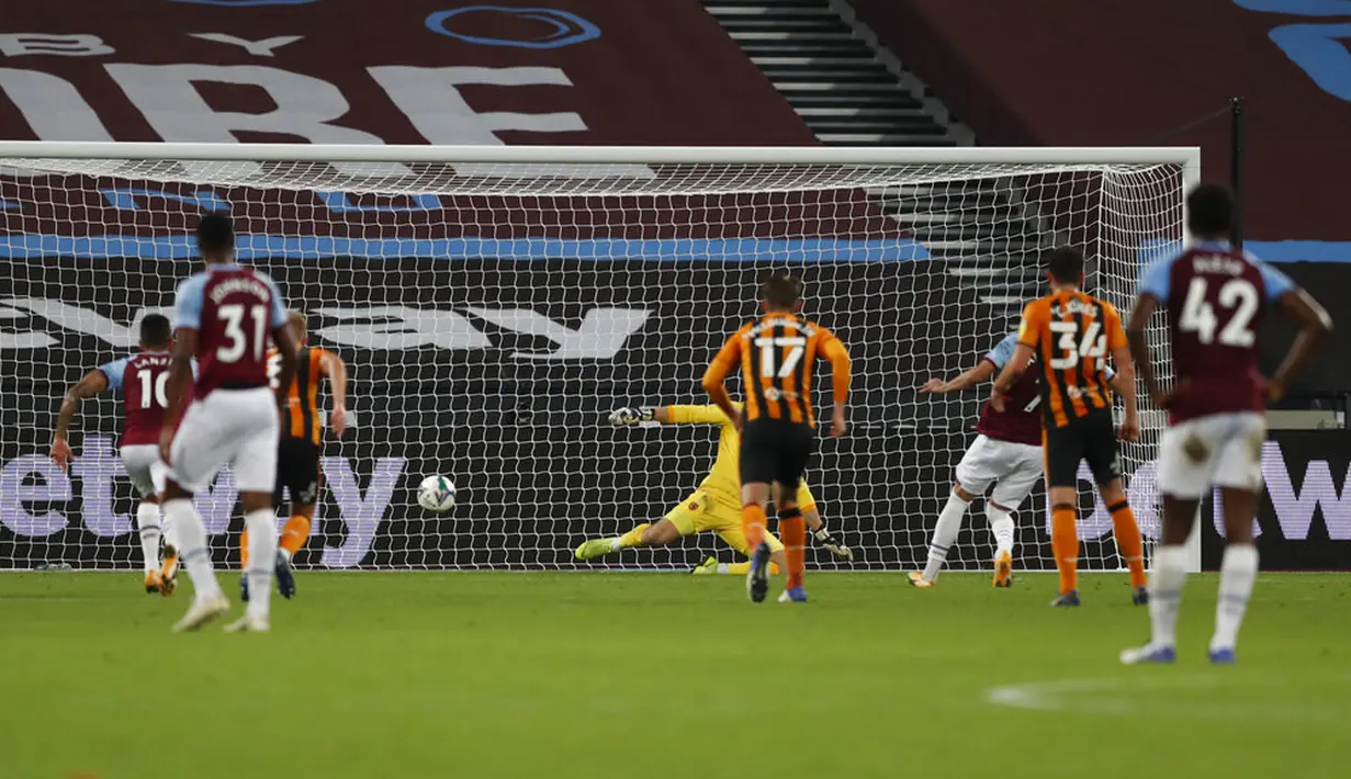 Pemain West Ham United Andriy Yarmolenko (ketiga kanan) mencetak gol ke gawang Hull City pada pertandingan Piala Liga Inggris di London Stadium, London, Inggris, Selasa (22/9/2020). West Ham United mengalahkan Hull City 5-1. (AP Photo/Alastair Grant, Pool)