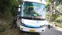 Kecelakaan dialami bus Merdeka di ruas Lingkar Nagreg. Tidak ada korban jiwa dalam kecelakaan ini, namun sopir mengalami luka (Liputan6.com/Immanuel Antonius)